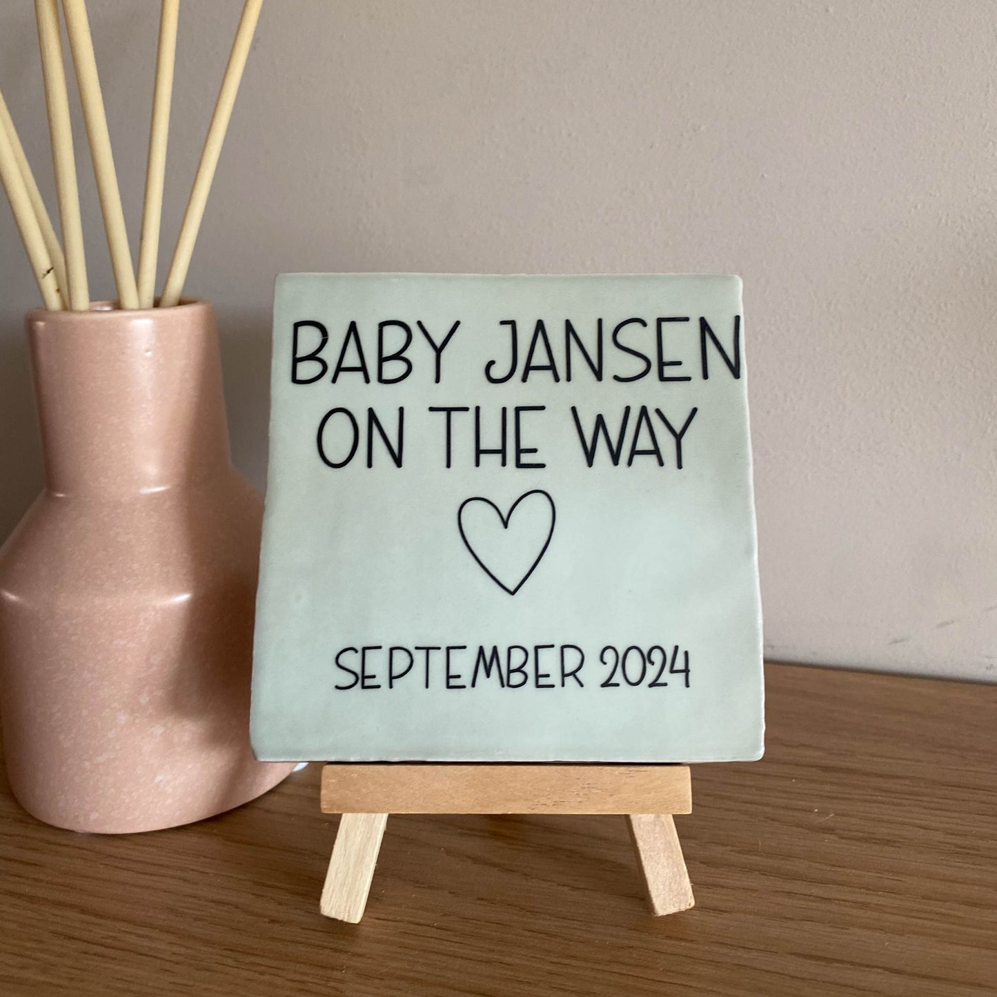 Tegeltje met tekst Baby on the way