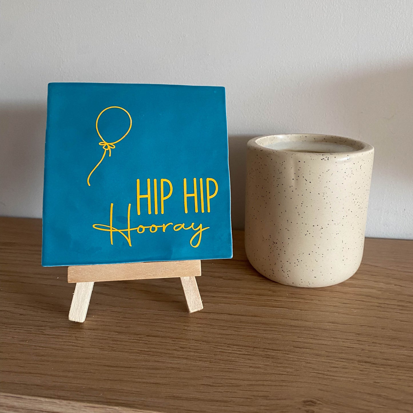 Tegeltje met tekst Hip hip hooray