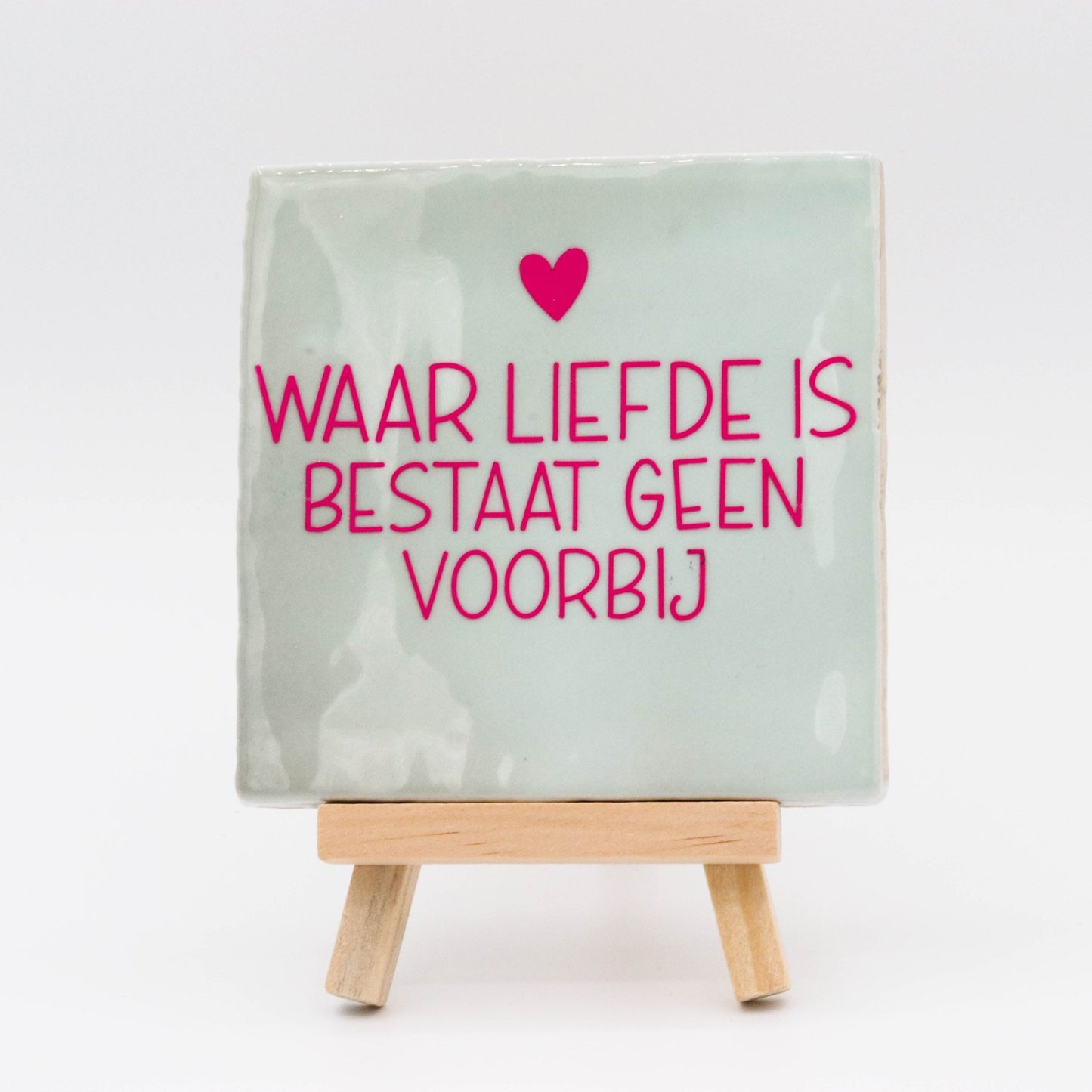 Tegeltje met tekst Waar liefde is bestaat geen voorbij - Pienies