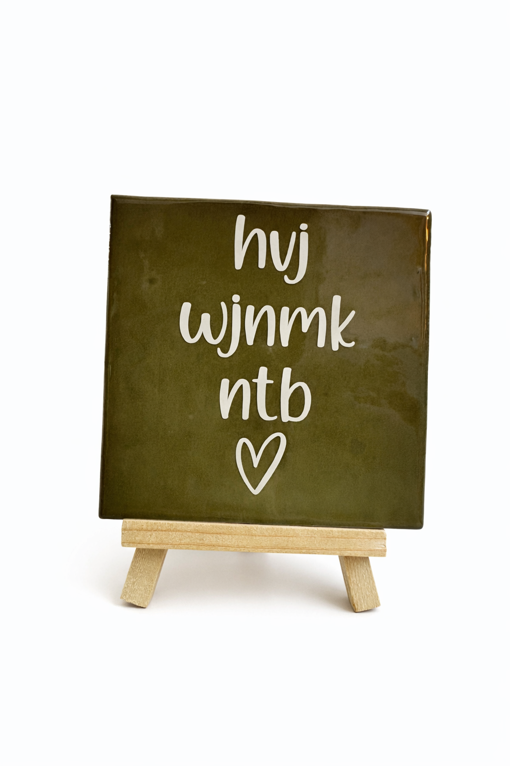 Tegeltje met tekst hvj wjnmk ntb