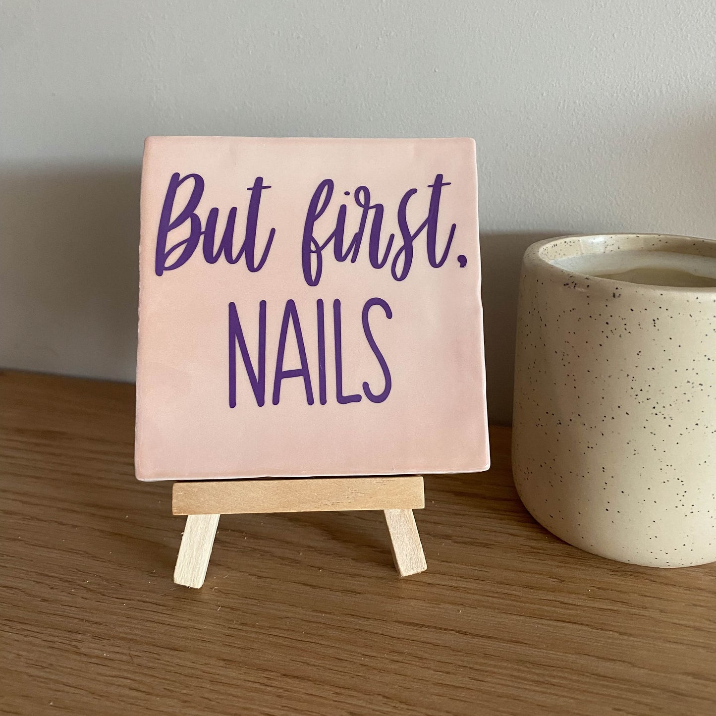 Tegeltje met tekst But first nails