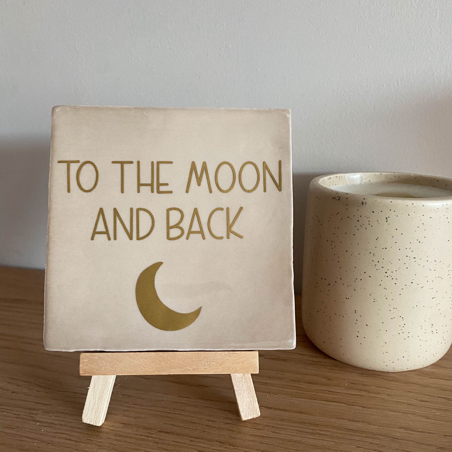 Tegeltje met tekst To the moon and back