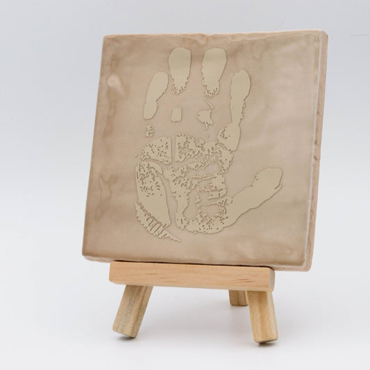 Tegeltje met hand - of voetafdruk - Pienies