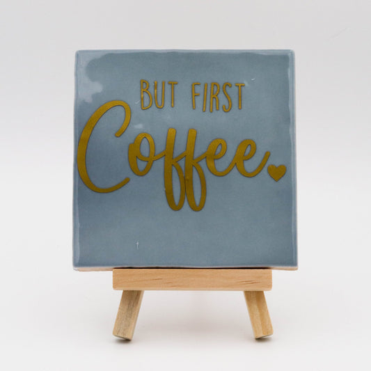 Tegeltje met tekst But first coffee - Pienies