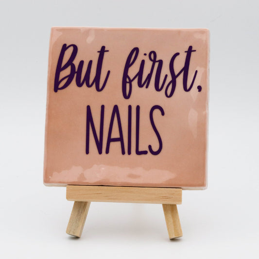 Tegeltje met tekst But first nails - Pienies