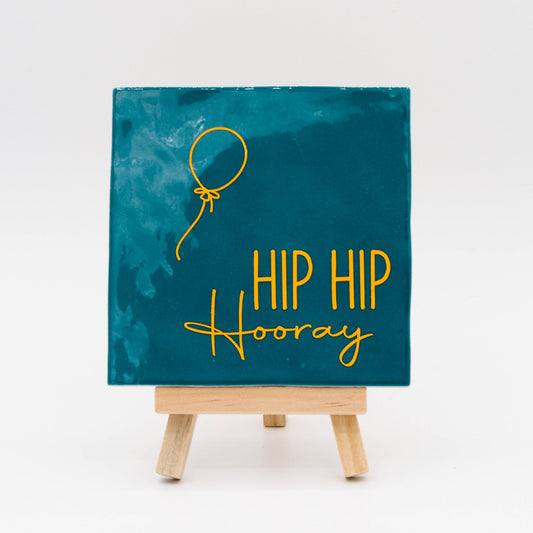 Tegeltje met tekst Hip hip hooray - Pienies