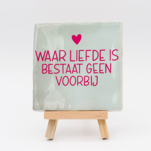 Tegeltje met tekst Waar liefde is bestaat geen voorbij - Pienies